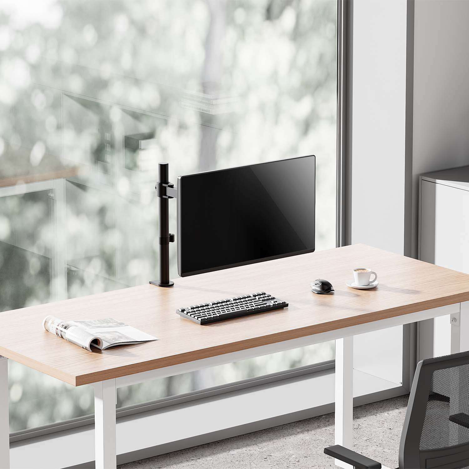 Configuración moderna de escritorio con monitor, teclado, ratón y una taza de café.