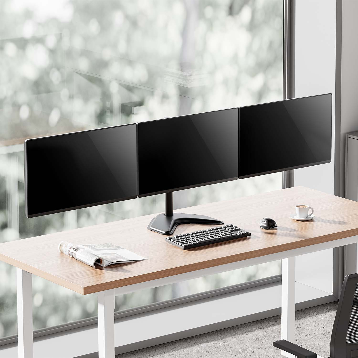 Tres monitores de computadora montados en un escritorio con teclado y ratón.