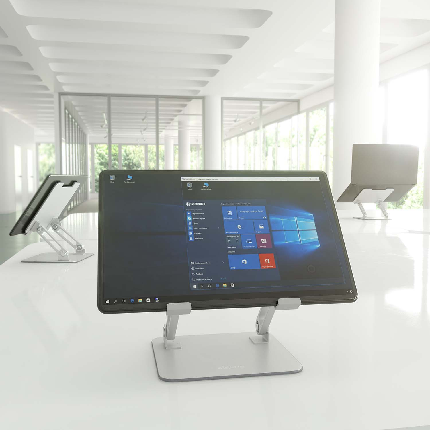Tablets op standaards in heldere kantooromgeving. Windows-interface zichtbaar op tabletscherm.