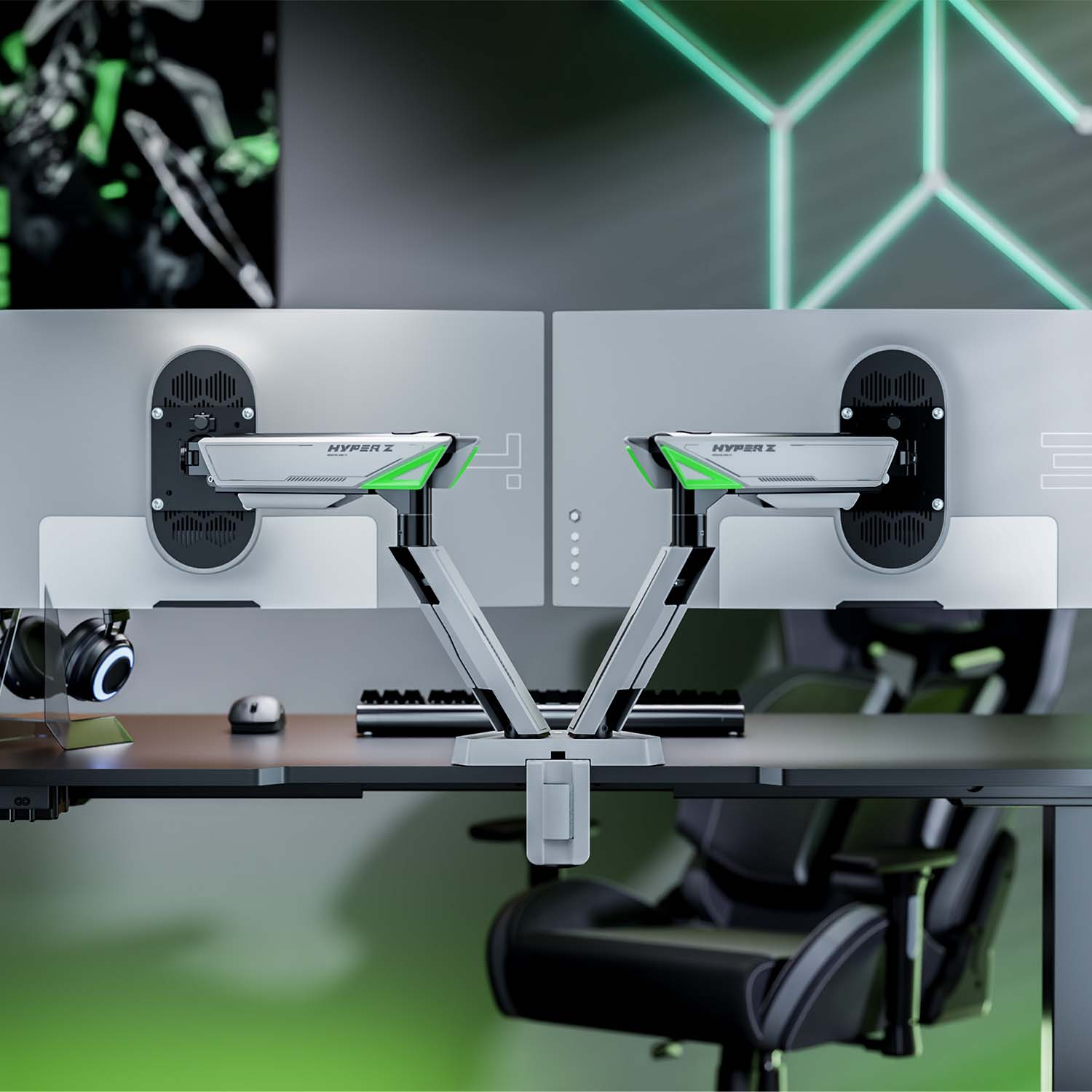Dos monitores montados en un escritorio, unos auriculares y un ratón. El fondo tiene formas geométricas verdes.