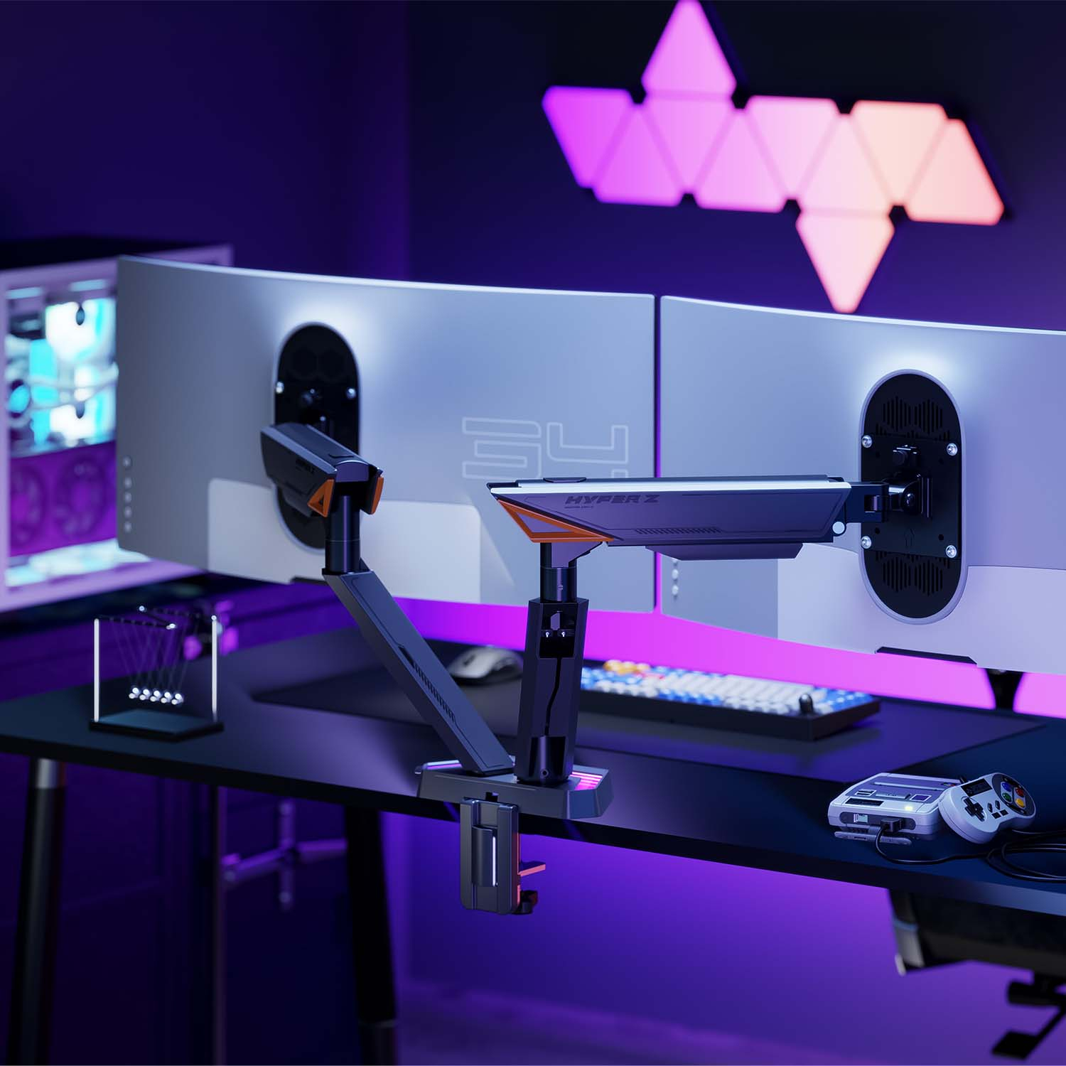 Een gaming-opstelling met twee monitoren, een toetsenbord, een gamepad en andere accessoires.
