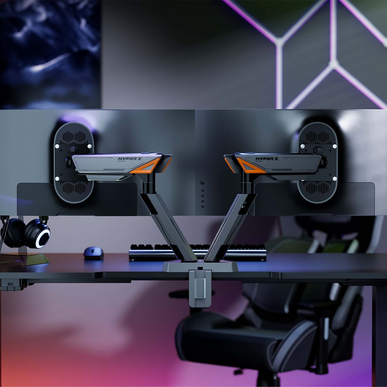 Gaming-opstelling met dubbele monitoren, bureau, stoel en koptelefoon. Zwart bureau.