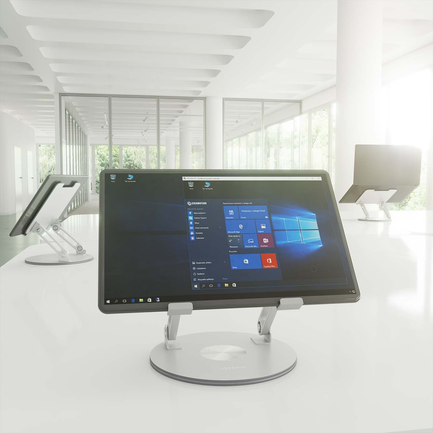 Tablet op standaard met Windows interface. Twee andere standaards op de achtergrond. Witte tafel en kamer.