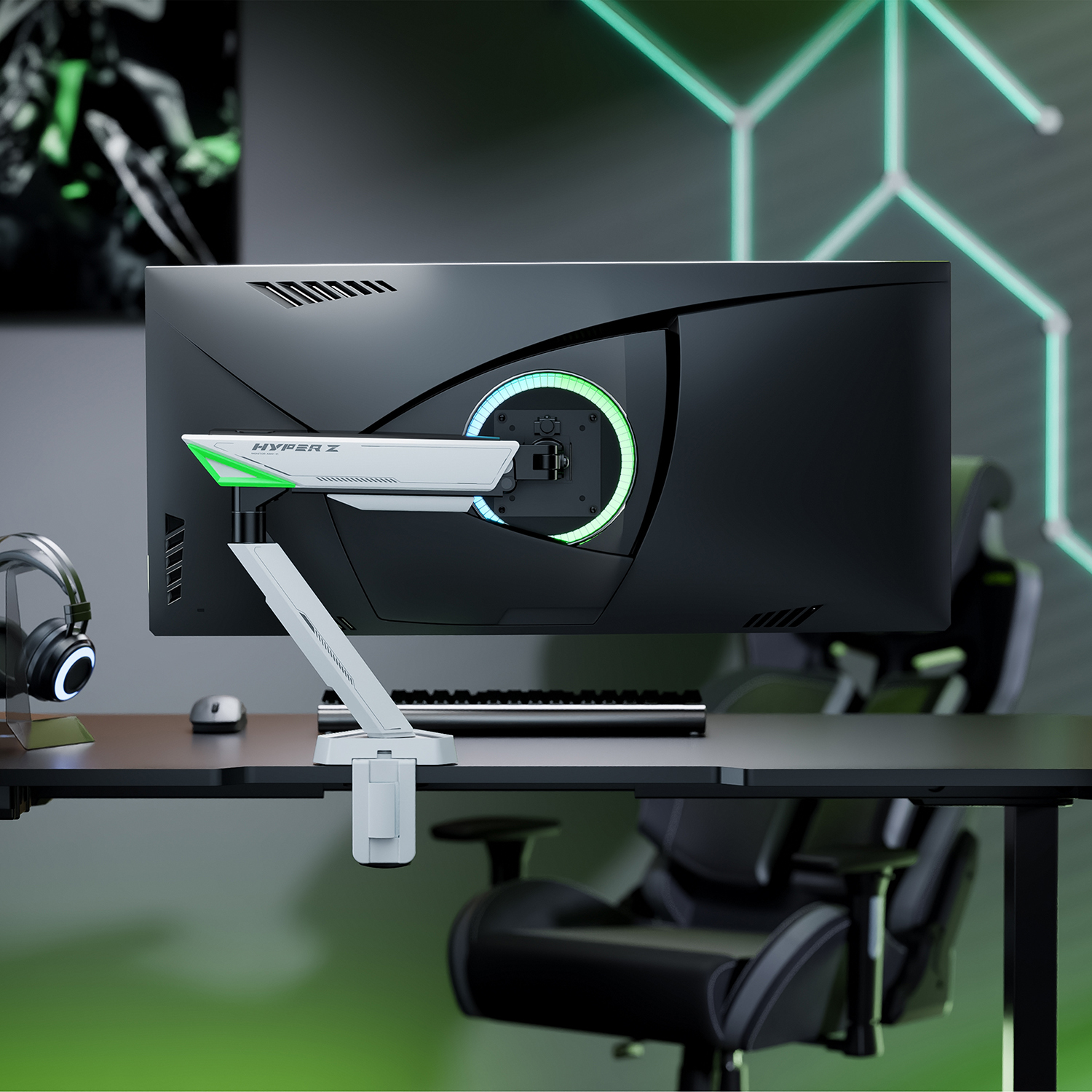 Konfiguracja biurka z zakrzywionym monitorem wspieranym przez biało-czarne ramię monitora, ze słuchawkami.