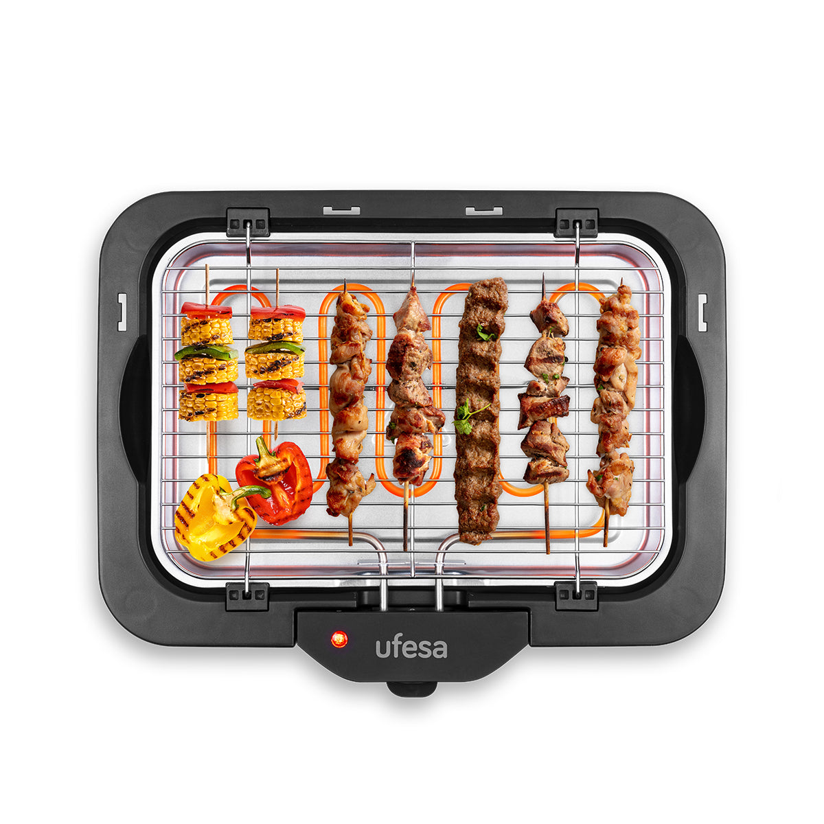 Una griglia elettrica nera con kebab e verdure cotti.