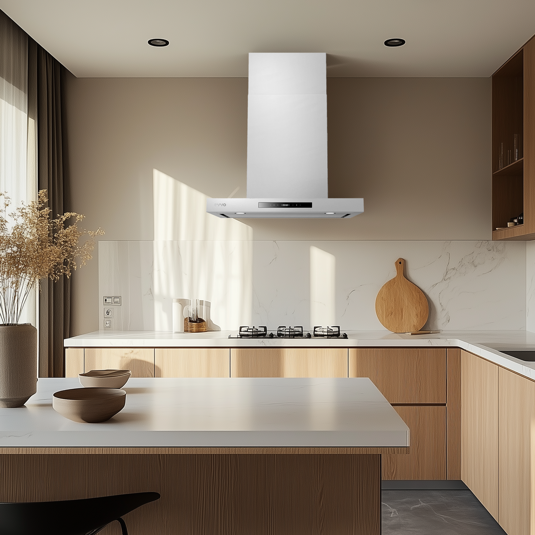 Cucina moderna con cappa bianca sopra un piano cottura a gas. Armadi in legno e un piano di lavoro bianco sono visibili.