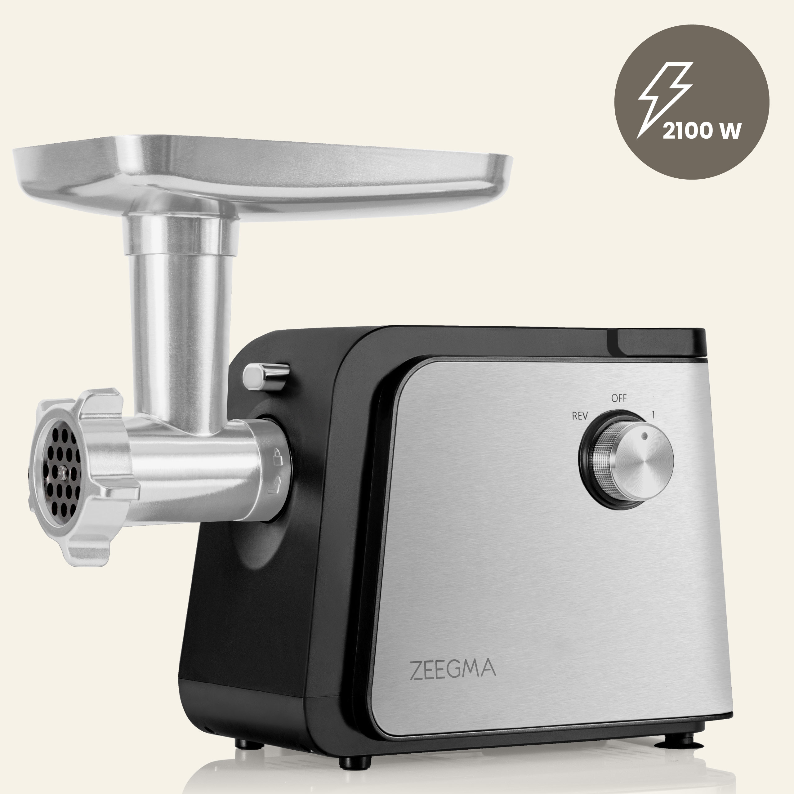 Srebrno-czarna maszynka do mięsa z tacką do karmienia. Posiada pokrętło, które przechodzi od OFF do 1.