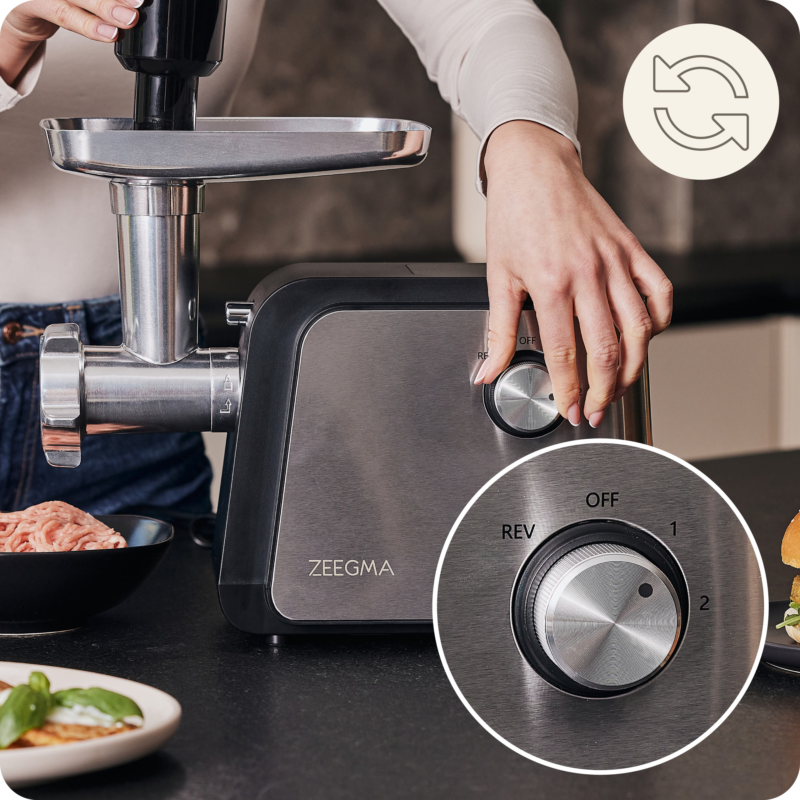 Osoba używająca maszynki do mięsa z widocznym mielonym mięsem i pokrętłem sterowania w ostrości.