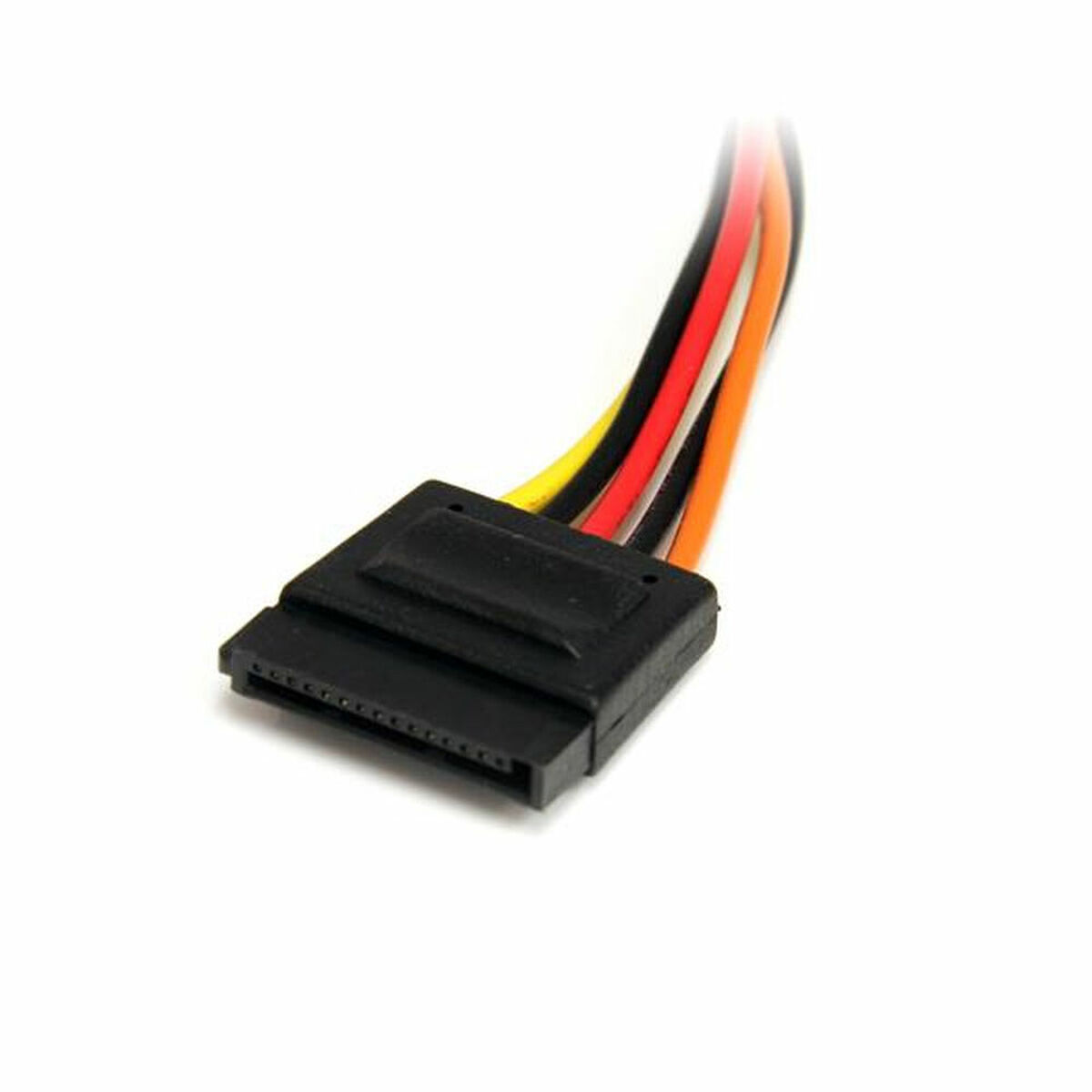 Conector SATA negro con cables multicolores sobre fondo blanco. Los cables son negro, rojo, naranja y amarillo.