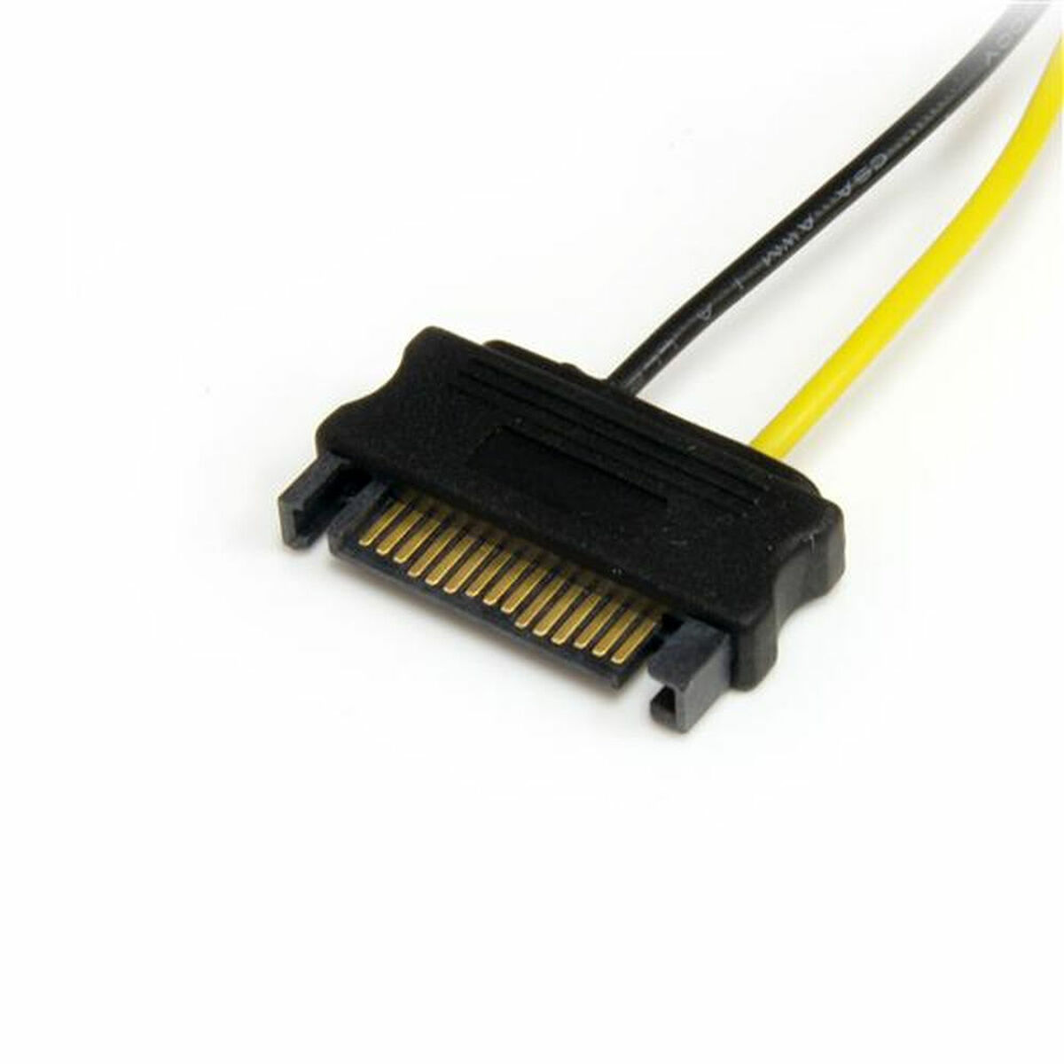 Un conector de cable SATA negro, con cables amarillos y negros, sobre un fondo blanco.