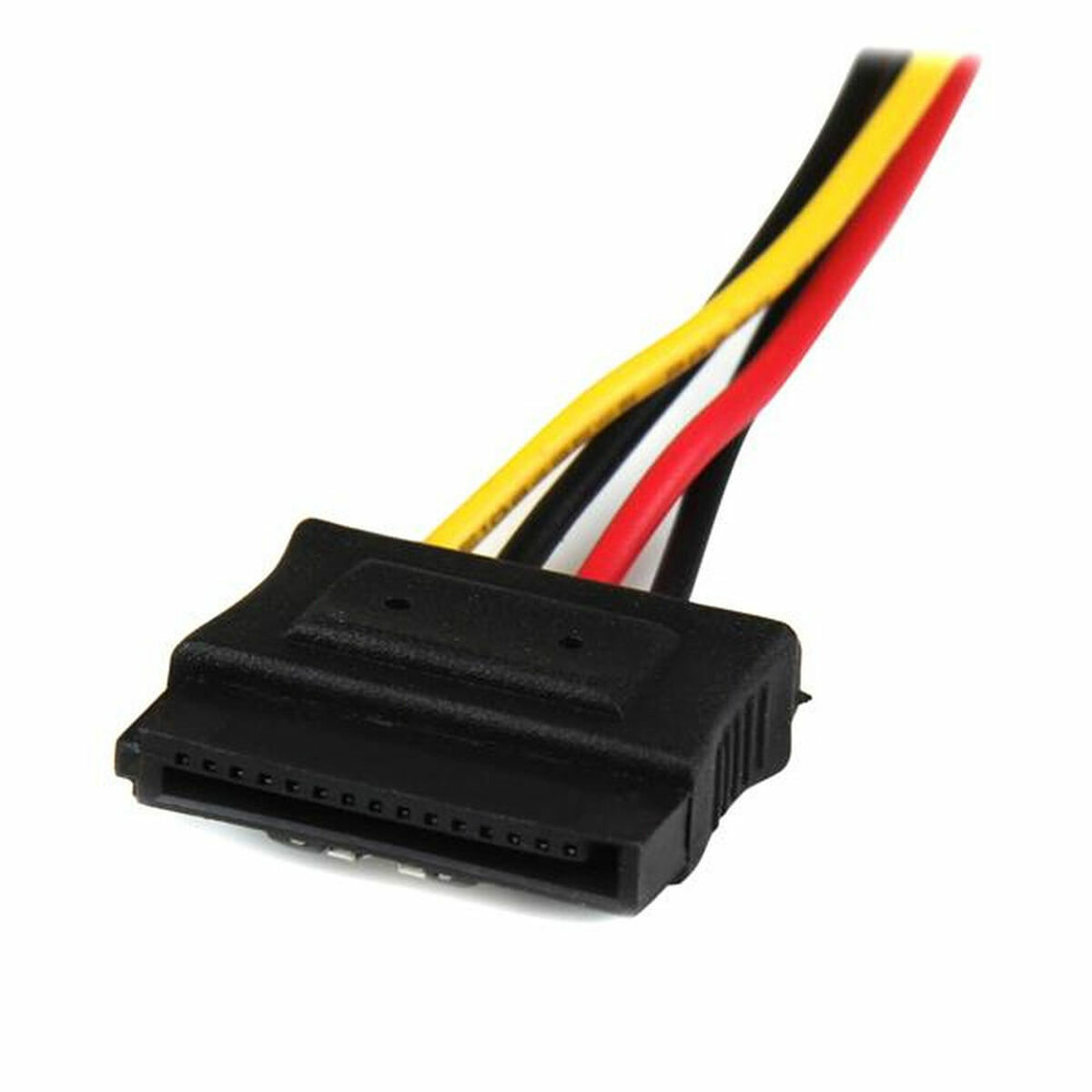 Cable de alimentación SATA. Conector negro con tres cables: amarillo, blanco y rojo.