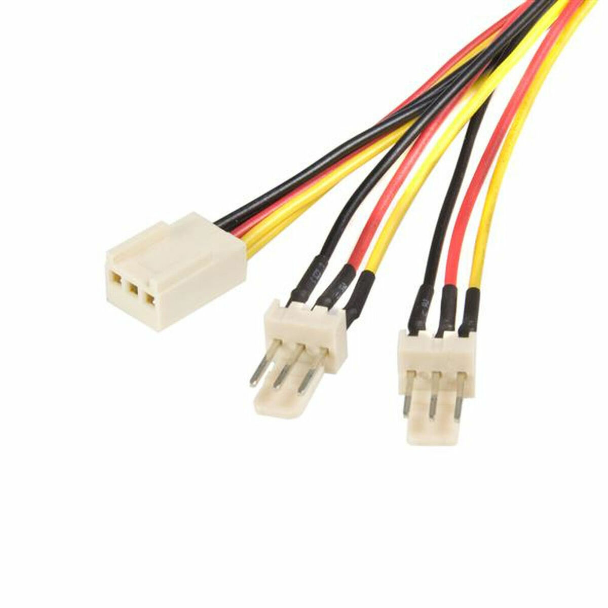Primer plano de conectores de alimentación de ventilador de computadora con cables negro, amarillo y rojo sobre fondo blanco.
