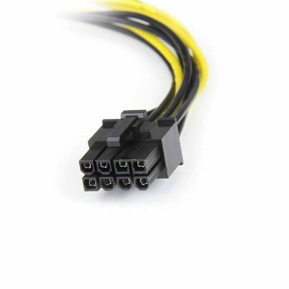 Primer plano de un conector de alimentación negro de 8 pines para un componente de ordenador sobre fondo blanco.
