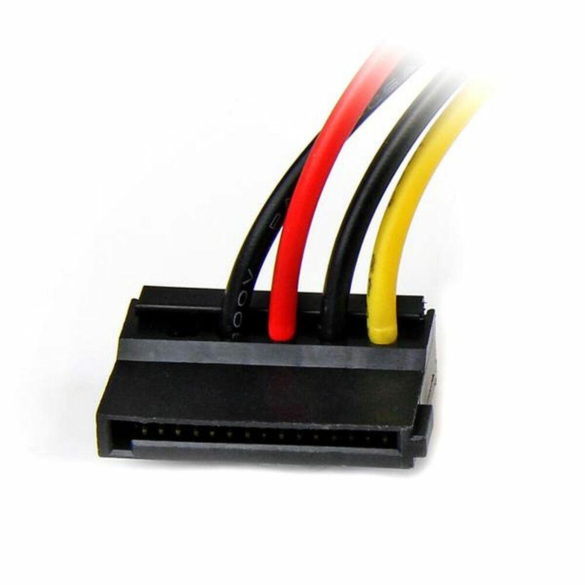 Cable de alimentación SATA con cables rojo, negro y amarillo conectados a un conector negro.