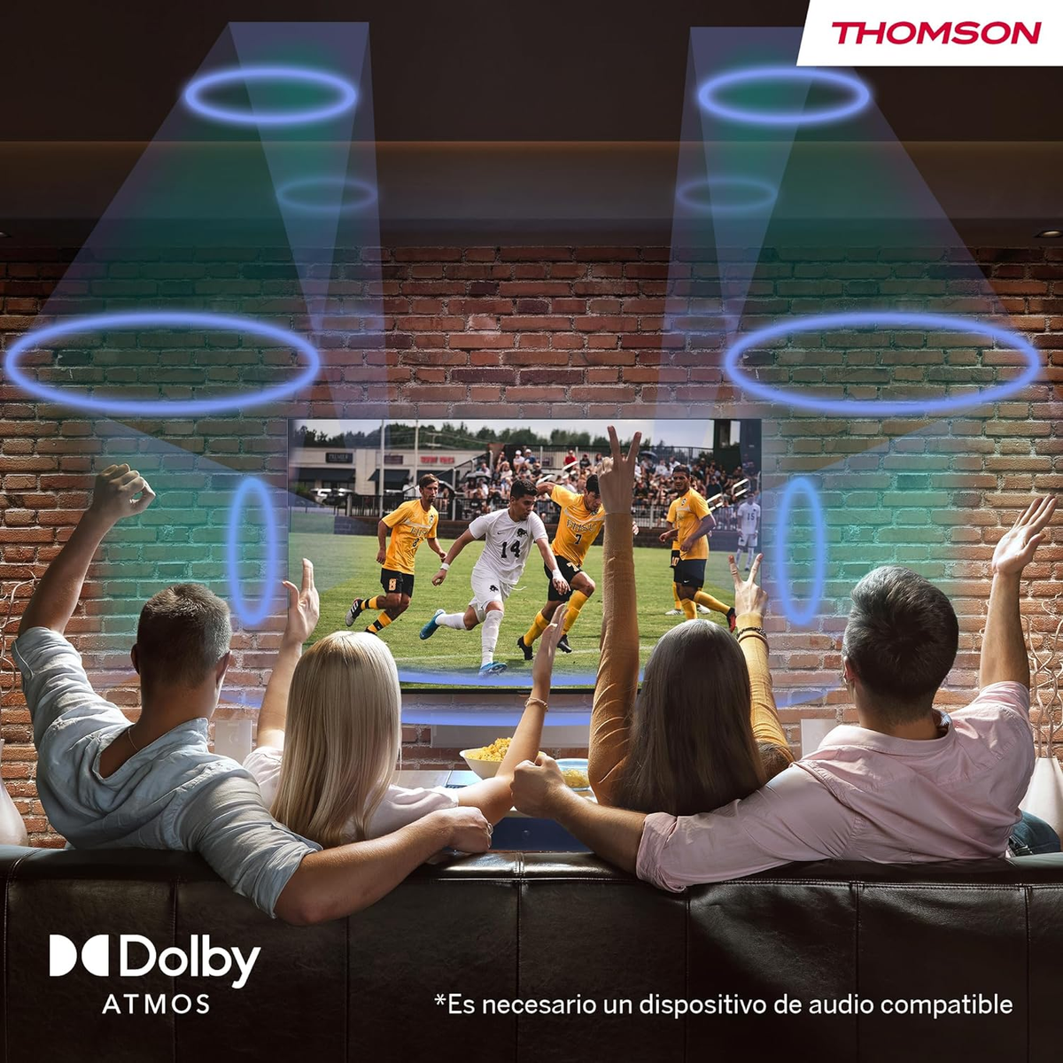 Grupo viendo un partido de fútbol en la tele. Ondas de sonido emanan del televisor. Logotipo Dolby Atmos.