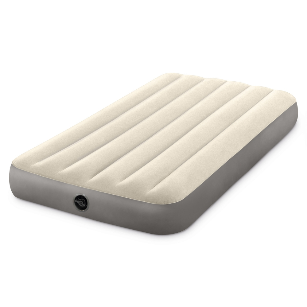 Tan-gekleurde opblaasbare matras met een grijze rand, geïsoleerd op een wit oppervlak.