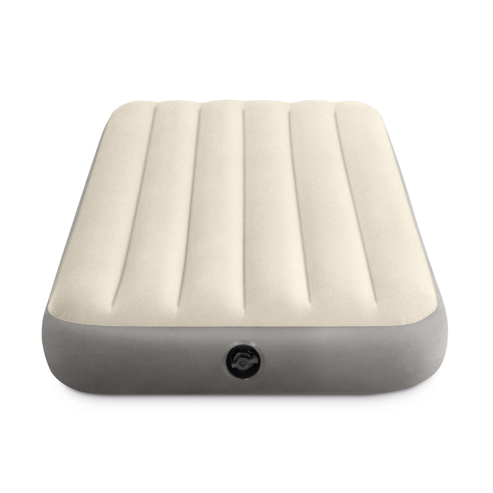 Een beige opblaasbare matras op een wit oppervlak wordt getoond.