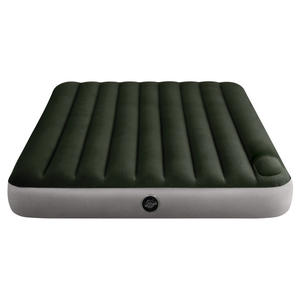Matelas gonflable vert foncé avec côtés gris, valve et surface côtelée sur fond blanc.