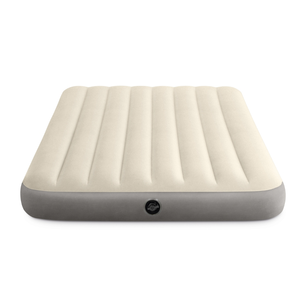 Matelas gonflable crème avec côtés gris, valve et surface côtelée sur fond blanc.