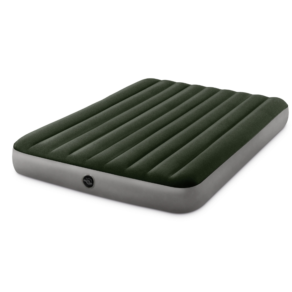 Matelas gonflable vert foncé avec côtés gris, valve et surface côtelée sur fond blanc.