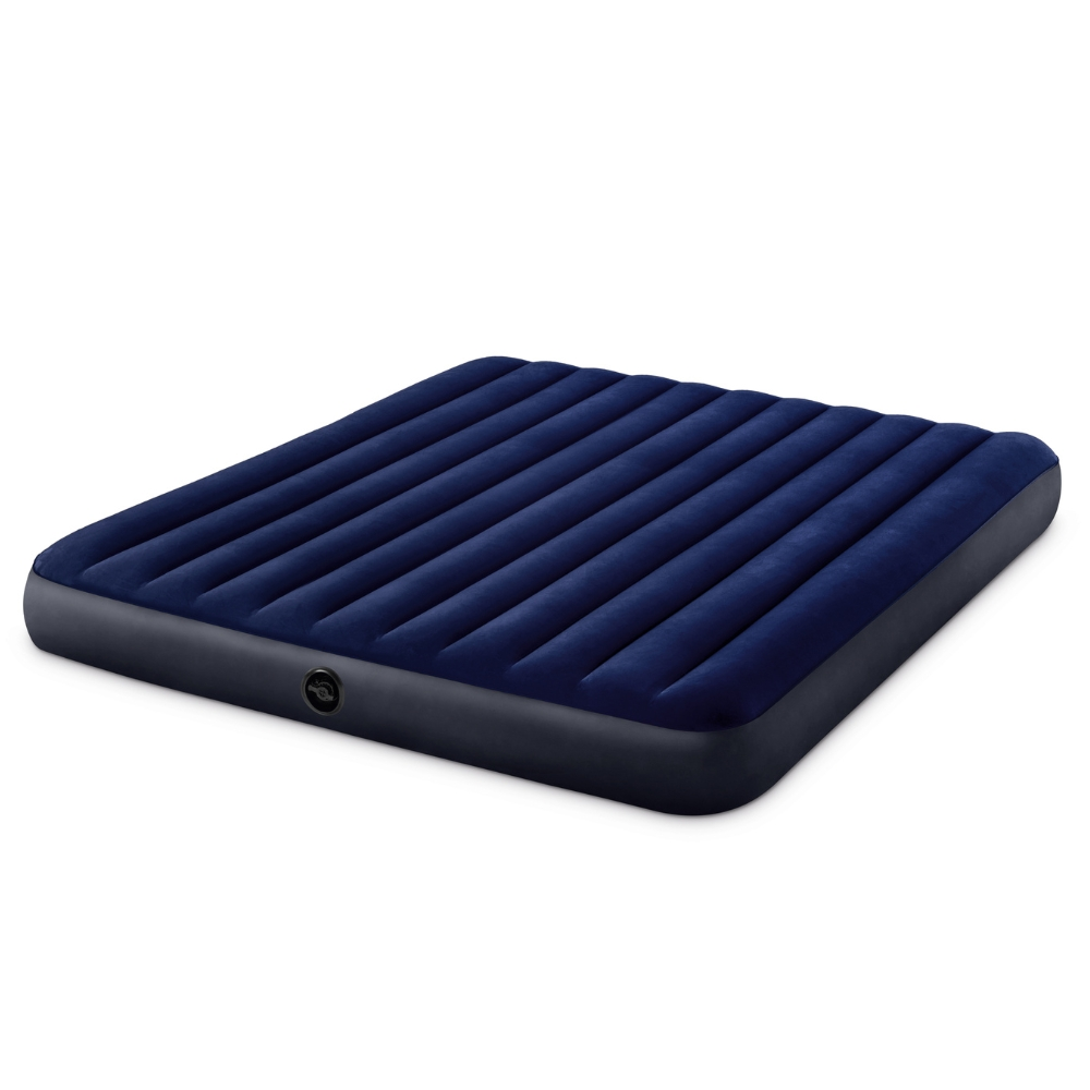 Blauw opblaasbaar matras. Het heeft een geribbelde bovenkant, donkere basis en staat op witte achtergrond.