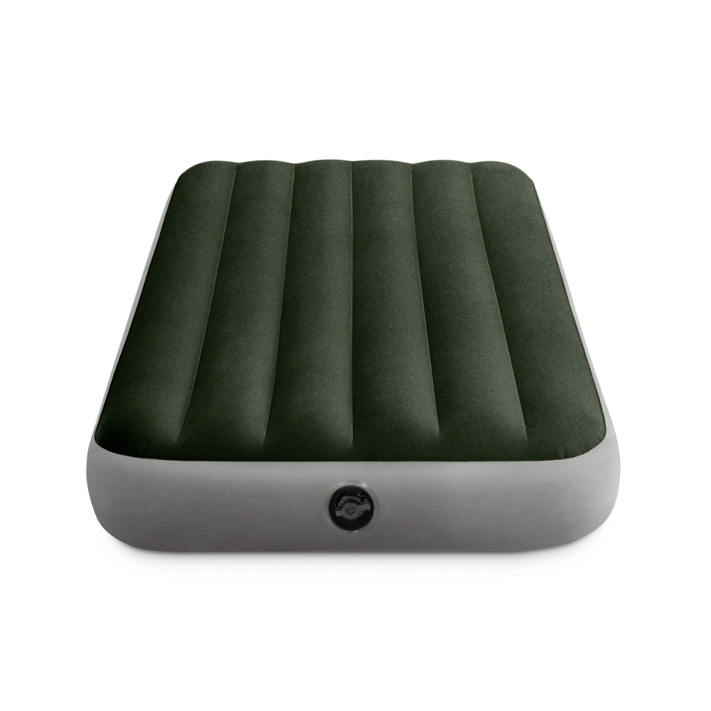 Een donkergroene opblaasbare matras op een witte achtergrond. De matras is rechthoekig.