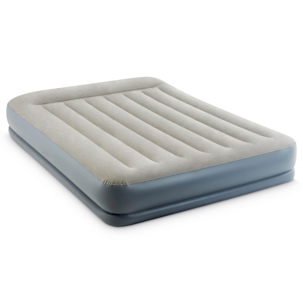 Een beige en grijs opblaasbaar matras. Het heeft een geribbelde bovenkant en een donkere basis, op een witte achtergrond.