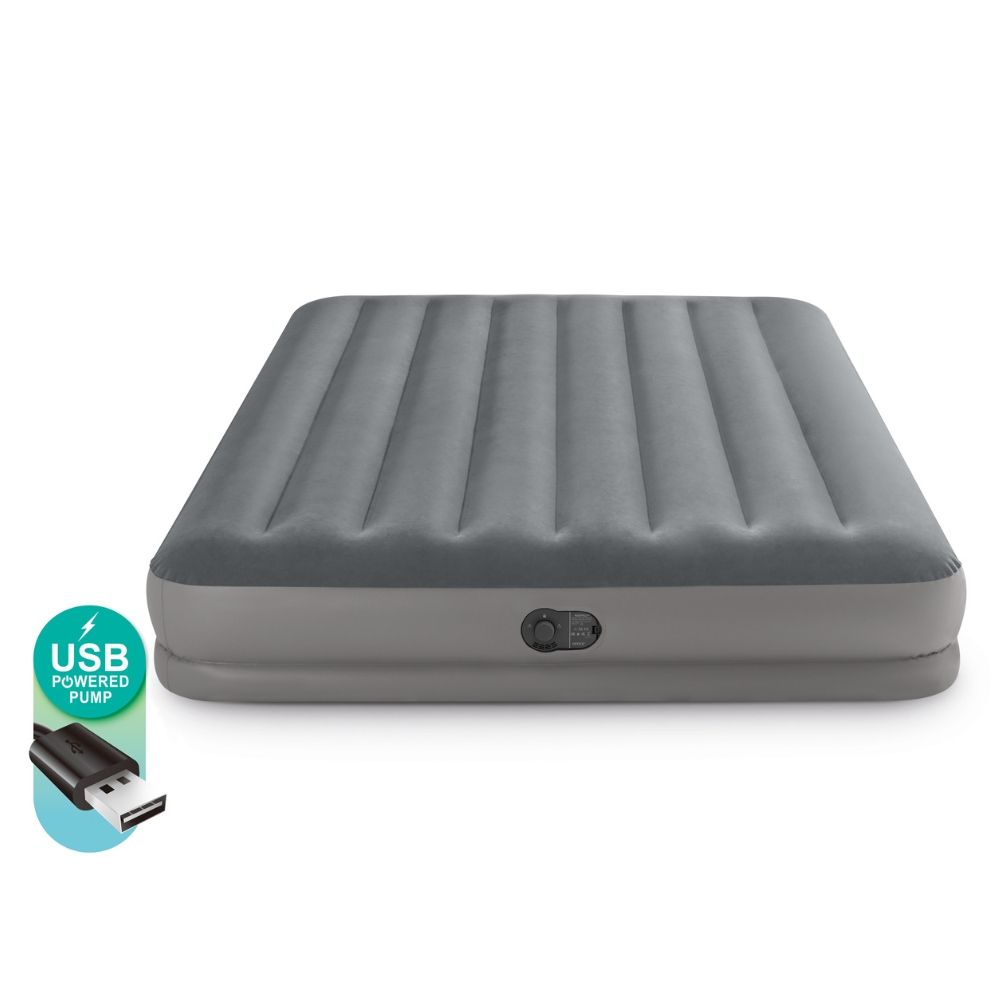 Matelas gonflable gris, rectangulaire, icône de pompe USB, sur fond blanc.