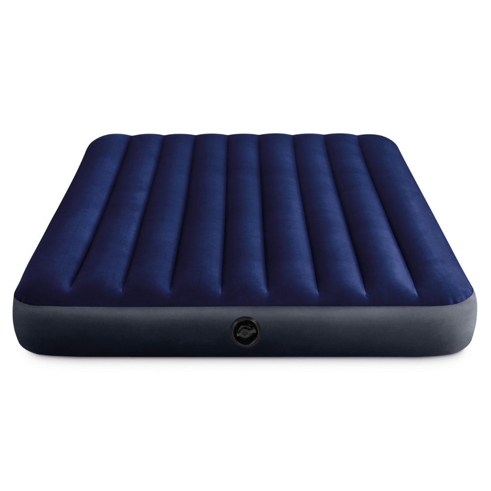 Donkerblauw opblaasbaar matras. Het heeft een geribbelde bovenkant, donkere basis en staat op witte achtergrond.
