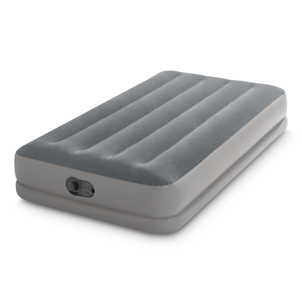 Un matelas gonflable gris, rectangulaire, avec une surface nervurée et une base gris clair, sur fond blanc.
