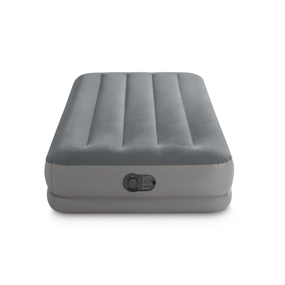 Matelas gonflable gris avec dessus strié et base gris clair. Il est sur fond blanc.