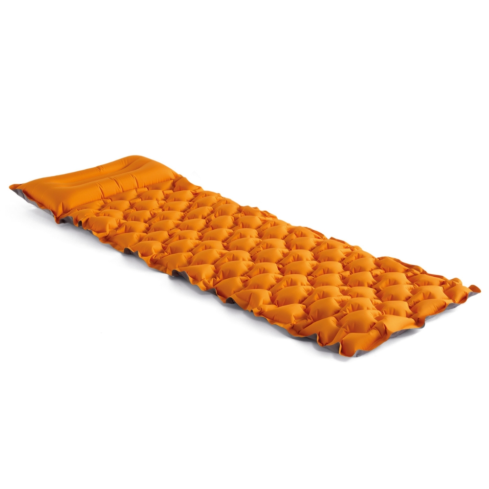 Un matelas de couchage gonflable orange texturé sur fond blanc. Il a une forme rectangulaire avec une surface en forme de bulles.
