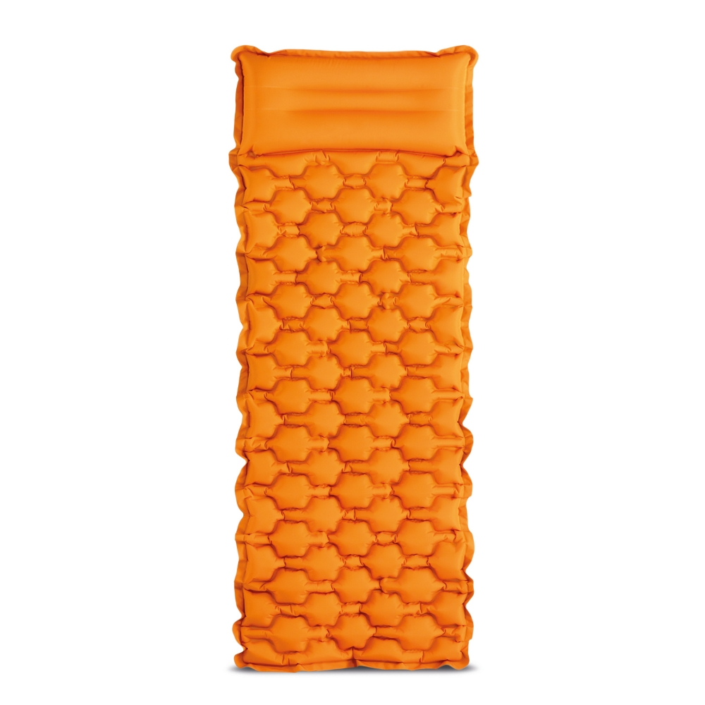 Un matelas de couchage gonflable orange texturé sur fond blanc. Le matelas est rectangulaire et a une surface en forme de bulles.