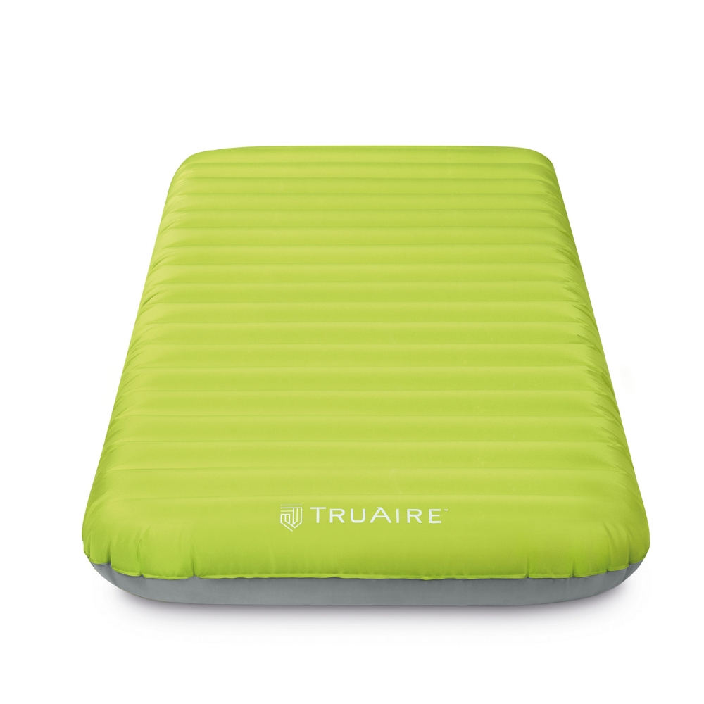 Een groene opblaasbare matras op een witte achtergrond. Het is rechthoekig, met een glad oppervlak en een grijze basis.