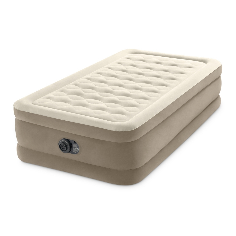Un matelas gonflable beige et marron. Il a une surface nervurée et est rectangulaire, avec une base sombre, fond blanc.
