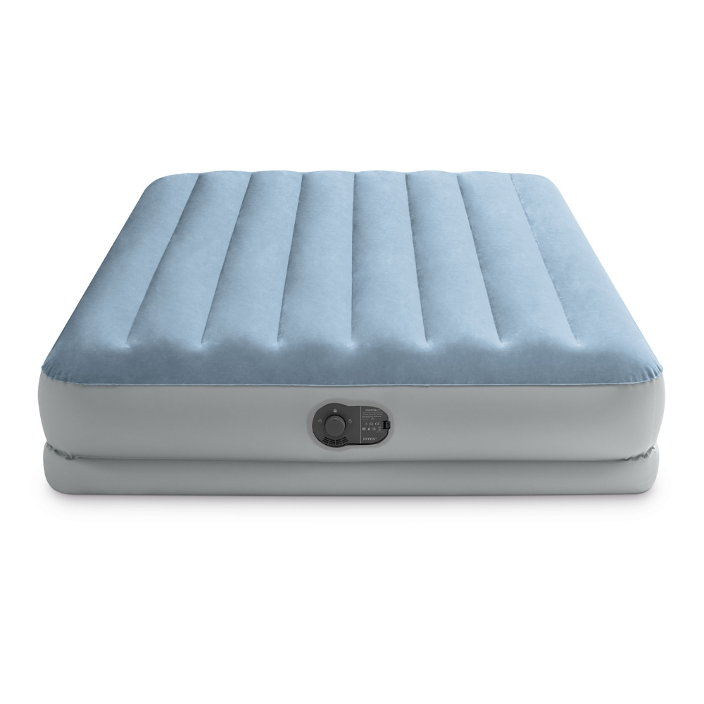 Matelas gonflable bleu clair avec dessus strié et base grise. Il est sur fond blanc.