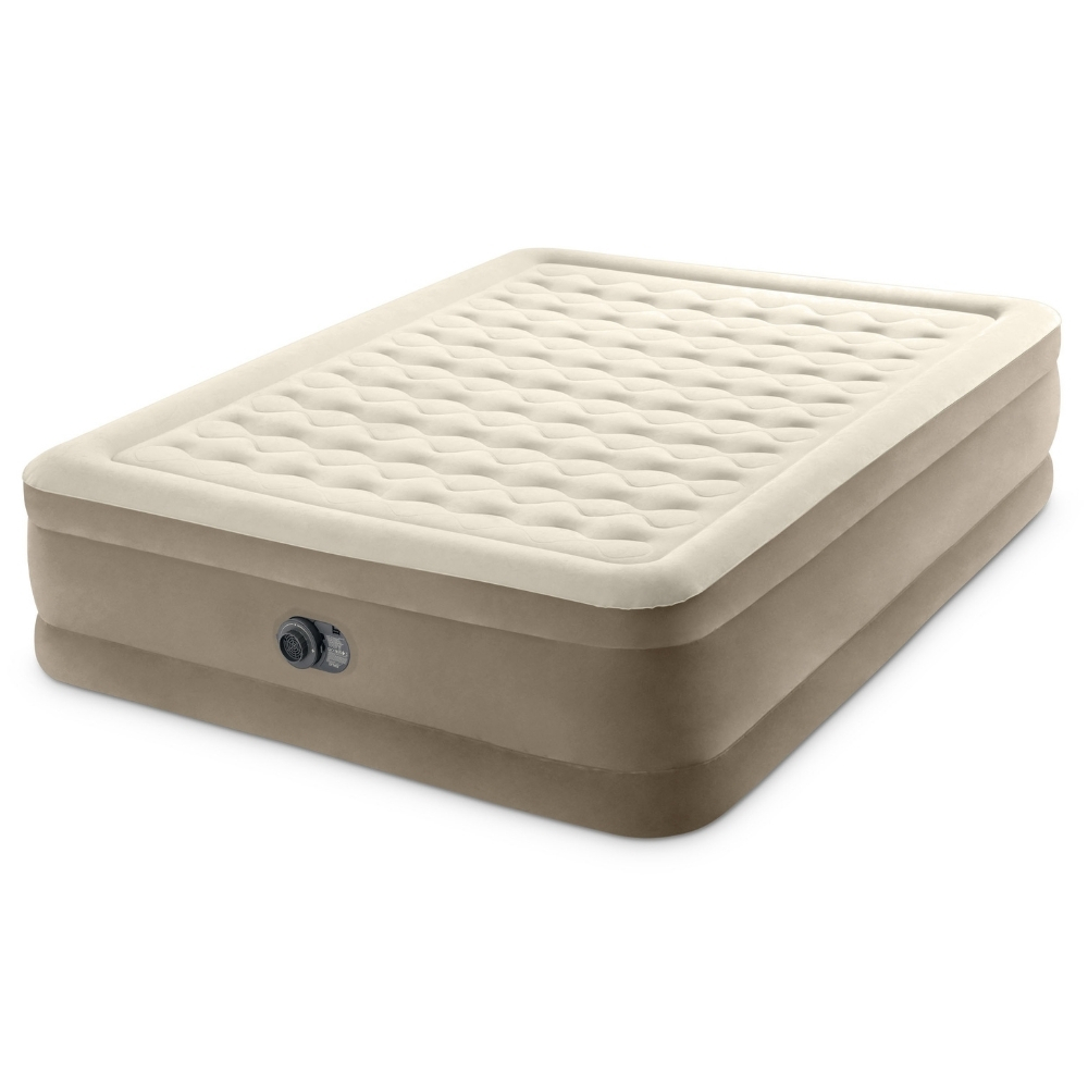 Beige en bruine luchtmatras. Rechthoekige vorm met een ventiel. Witte achtergrond.