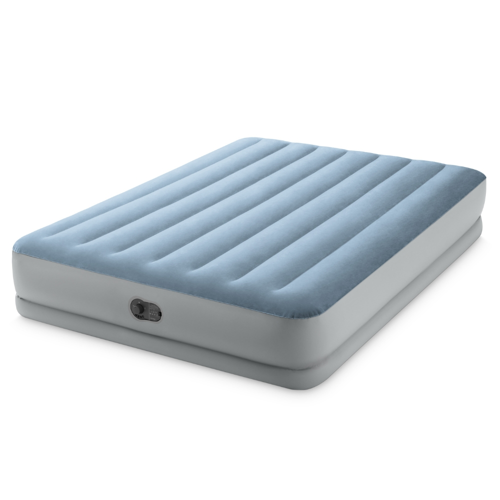 Matelas pneumatique gonflable bleu et gris sur fond blanc. Le matelas a des arêtes et une valve.