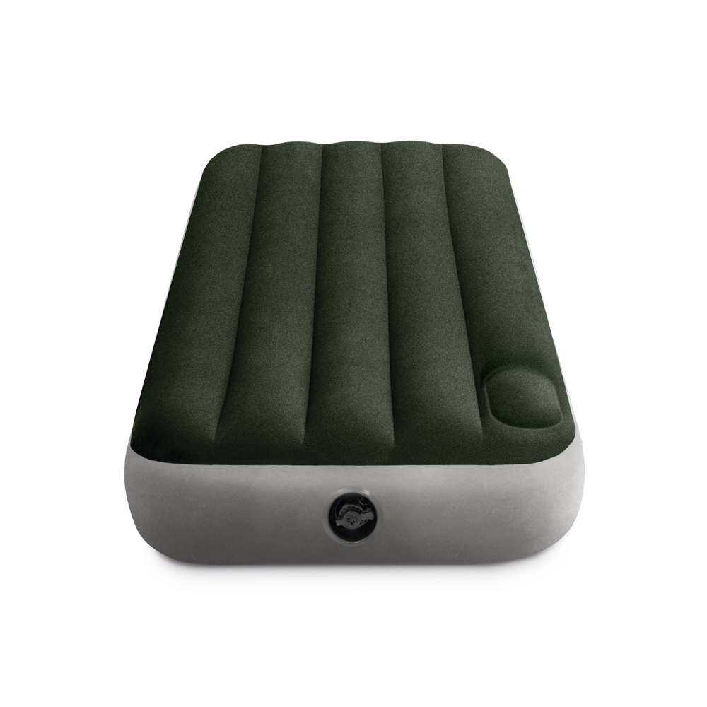 Matelas gonflable vert foncé. Forme rectangulaire avec valve. Fond blanc.