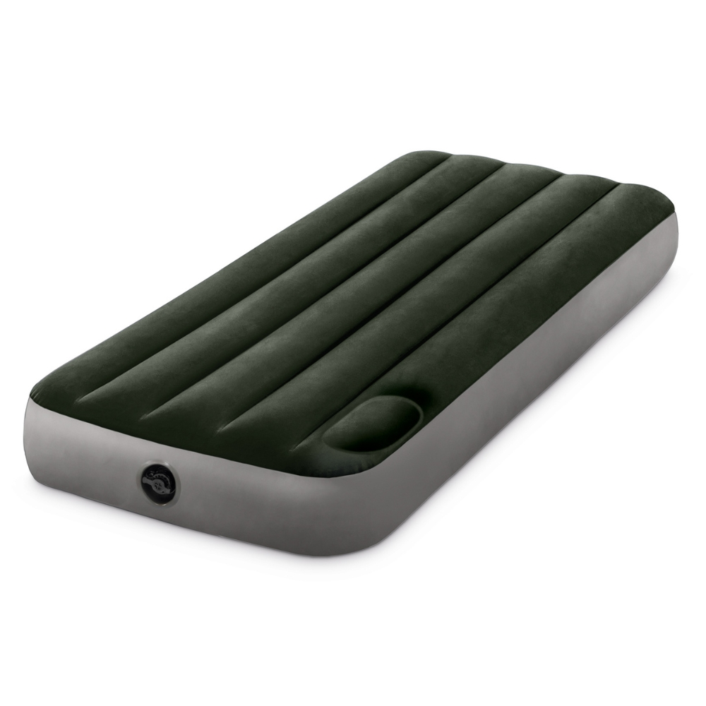 Matelas gonflable vert foncé. Forme rectangulaire avec valve. Fond blanc.