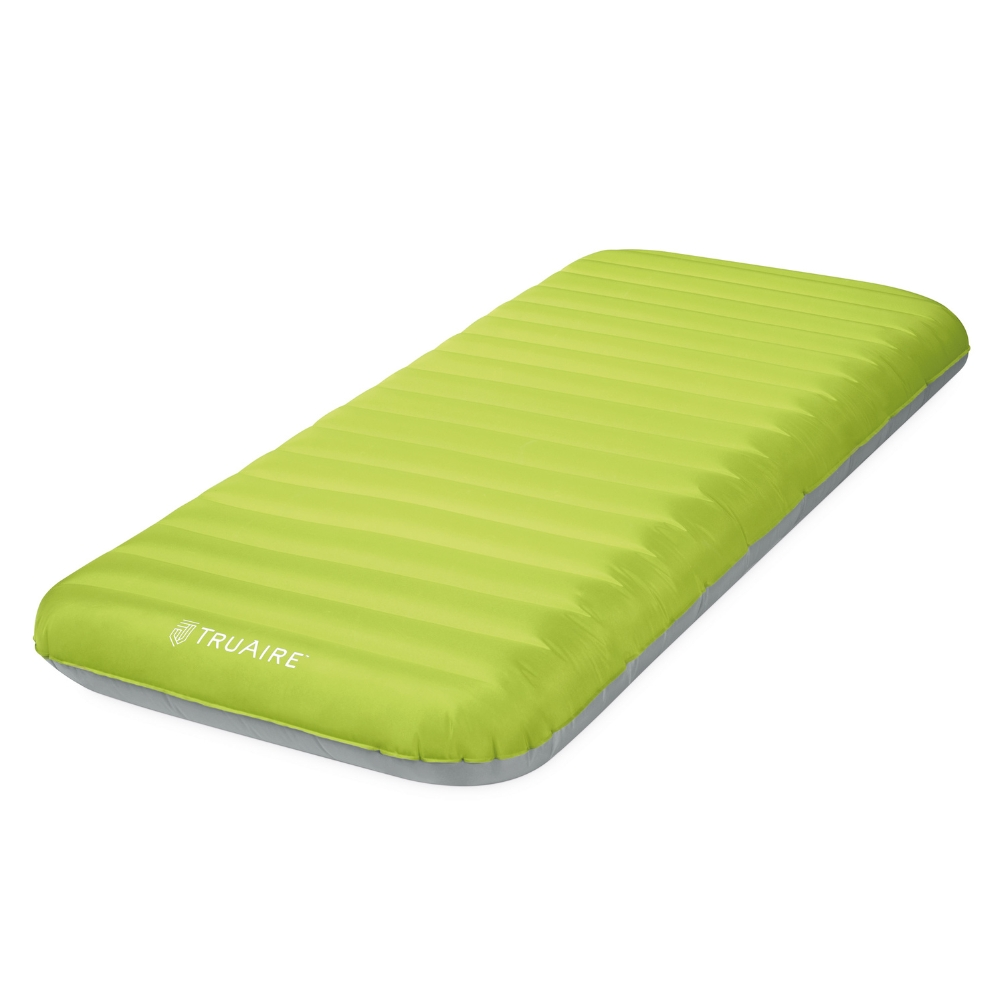 Groene luchtmatras. Rechthoekige vorm. Witte achtergrond.