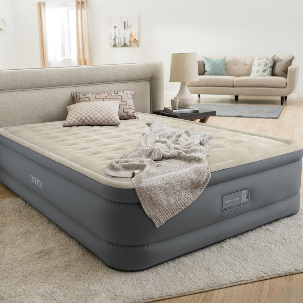 Un lit avec un matelas gonflable dans une pièce.