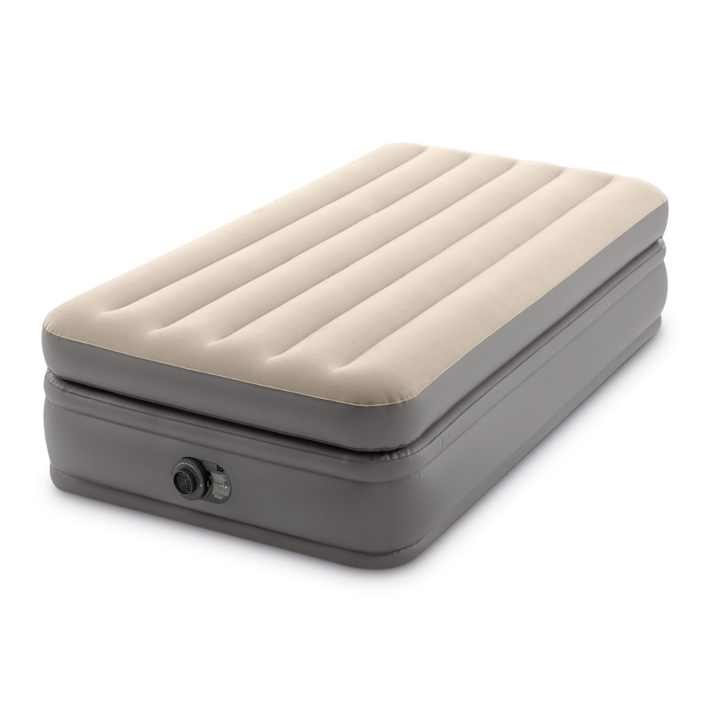 Een grijze en beige luchtmatras op een witte achtergrond.