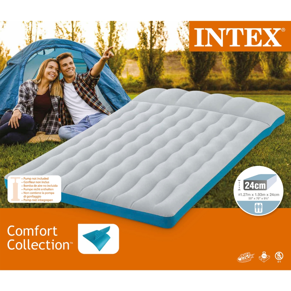 Twee mensen wijzen naar een blauw-witte luchtmatras voor een tent.