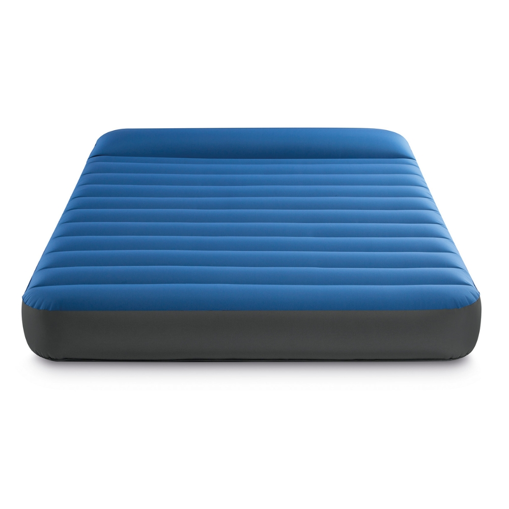 Een blauwe luchtmatras op een witte achtergrond.