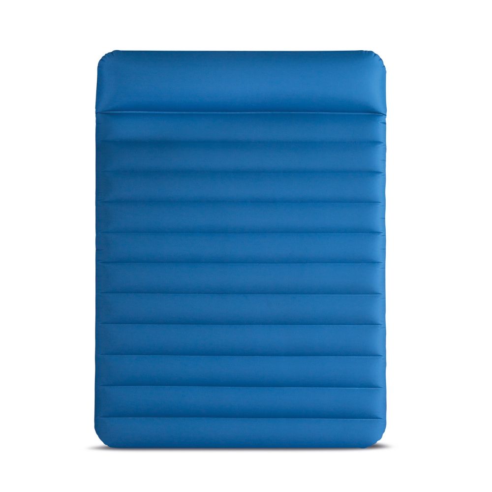 Een blauwe luchtmatras op een witte achtergrond.
