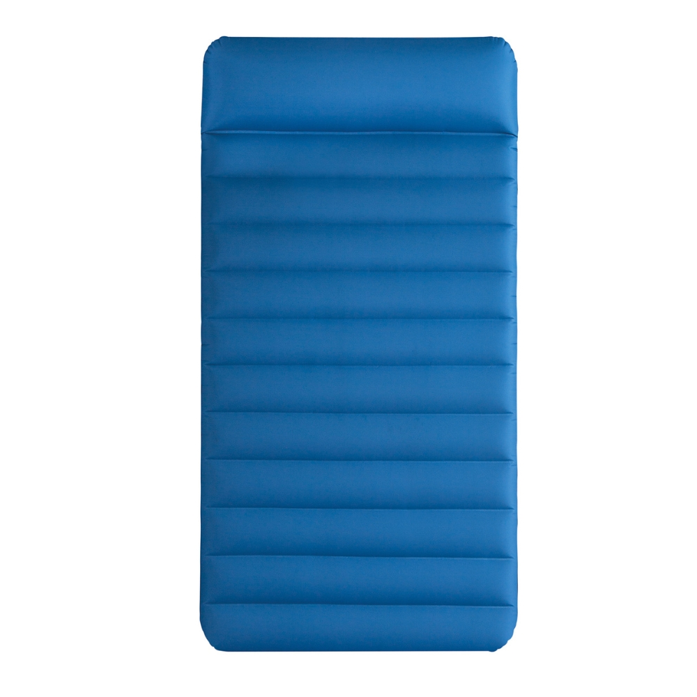 Een blauwe luchtmatras op een witte achtergrond.