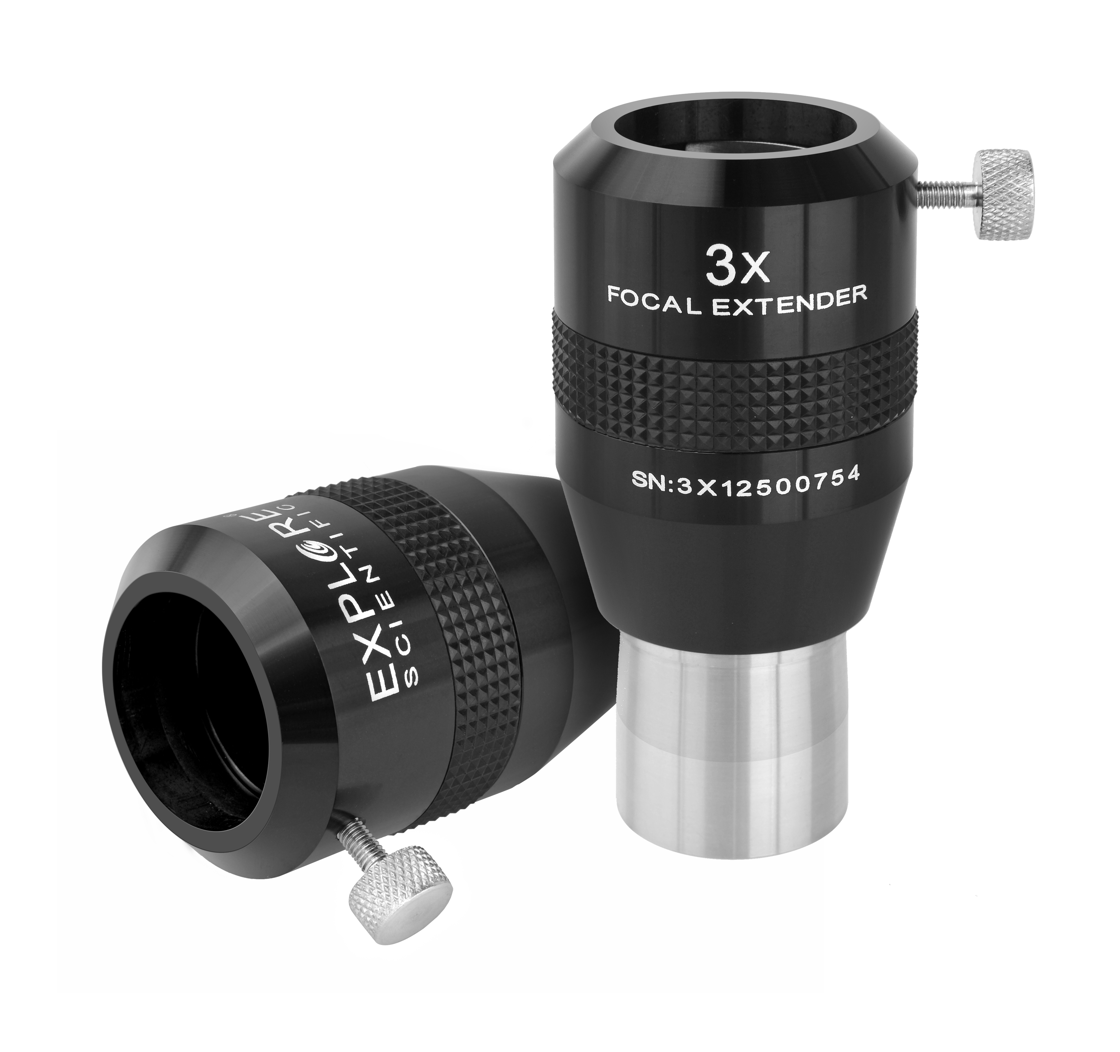 Dos extensores focales negros con tornillos plateados. Fondo blanco.