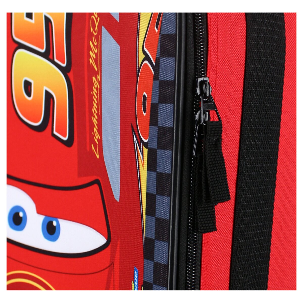 Nahaufnahme einer roten Lightning McQueen-Tasche, Reißverschluss, schwarzer Riemen. Die Tasche ist rot mit einem Cartoon-Auto-Design.