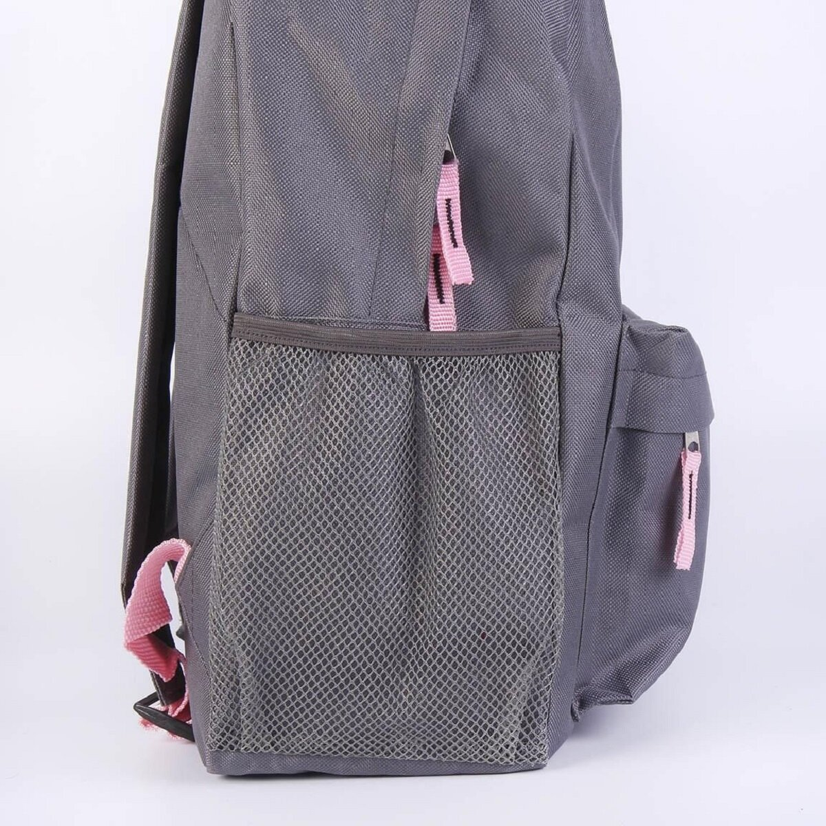 Nahaufnahme der Rucksackseite mit Netztasche, Tasche und rosa Reißverschluss.